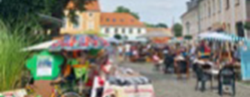 Für die einen Sperrmüll, für die anderen echte Schätze: Beim großen Trödelsonntag in Lindow (Mark) stöbern Einheimische und Gäste vor den privaten Haustüren der Anwohnenden sowie auf dem Marktplatz in Aussortiertem vom Dachboden.