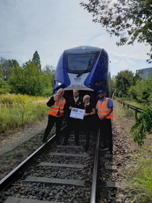 NEB-Team vor dem Sonderzug für den Tag der Schiene 2026 NEB-Team vor dem Sonderzug für den Tag der Schiene 2026