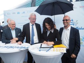 Detlef Bröcker, Guido Beermann, Bettina Jarasch, Thomas Dill bei der Unterzeichnung des Verkehrsvertrags 